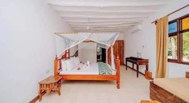 Двухместный номер Classic с балконом и с видом на сад Spice Island Hotel & Resort