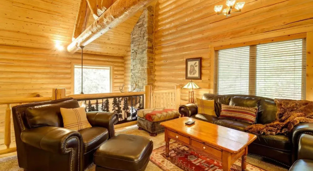 Exquisite Mccall Log Cabin - Walk to Payette Lake!, Забронировать Отель Отели Мак-Колл с парковкой, рядом с McCall Golf Club, Парковка