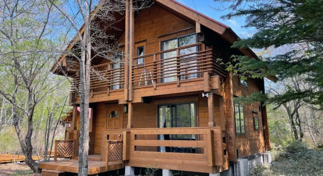 Коттедж HARUNA CABIN 森の中のログハウス 、広々ウッドデッキでBBQ、公園散策、北軽井沢観光