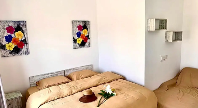 Private bedroom with balcony in a shared apartment at the Bay of Xlendi, Varaa Huoneisto Xlendi Gozo
