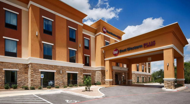 Best Western Plus Elmendorf Hotel, Book Hotel Hoteller i Bexar County med parkering, Parkering
