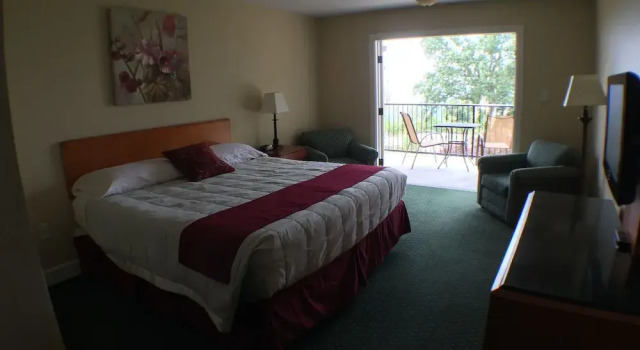 Двухместный номер Standard с балконом и с видом на озеро Whitney Mountain Lodge