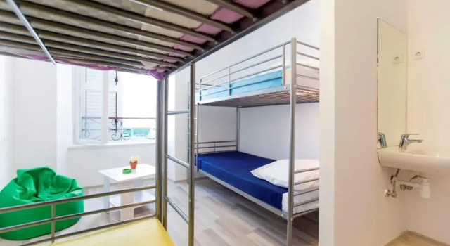 Кровать в общем номере Downtown Hostel
