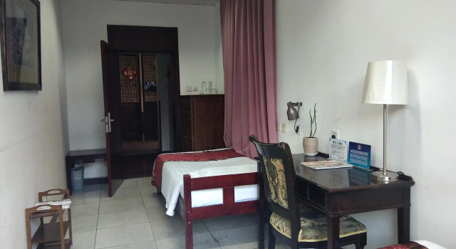 Кровать в общем номере (мужской номер) Renjoy Hotel Beijing Yonghe Temple Guijie Siheyuan