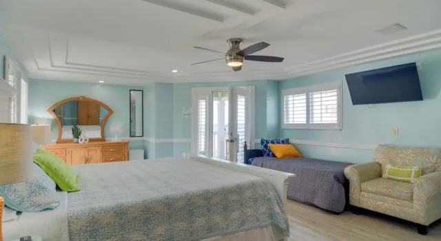 Breezy White Sands House Steps to Gulf Shore!, Забронировать Дом для отпуска Отели Клируотер-Бич с парковкой, Парковка