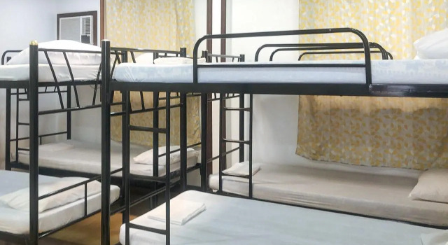 Кровать в общем номере RedDoorz Plus at Billys Resort Oslob
