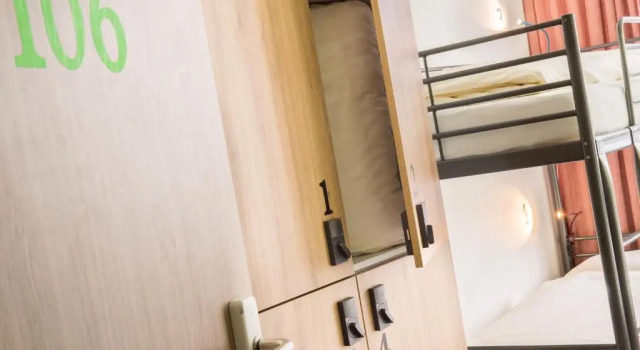 Кровать в общем номере Airport Hostel