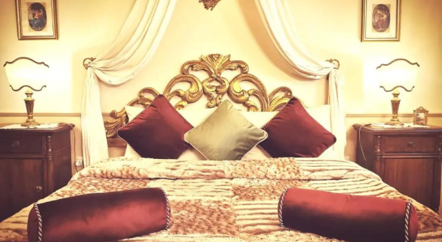 Classic Style Apartment In Center