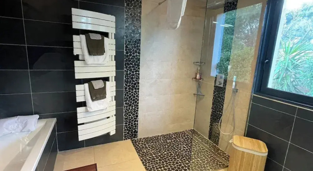 Двухместный номер Luxury c 1 комнатой с частичным видом на море LESCALE COTE BLEUE B&B AND Spa
