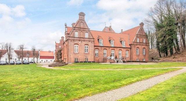Spacious Holiday Home With Garden, Book Feriehus Villaer i Skanderborg, Villa
