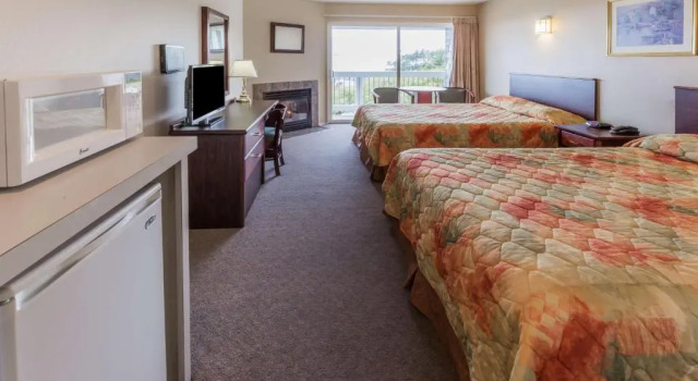 Четырёхместный номер Standard Travelodge by Wyndham Depoe Bay