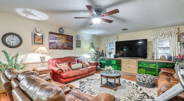 Tampa Area Home w/ Indoor Pool, Families Welcome!, Book Feriehus Villaer i Brandon, Villa