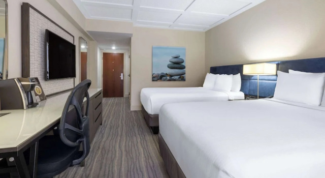 Четырёхместный номер Standard с красивым видом из окна Wyndham Boca Raton Hotel