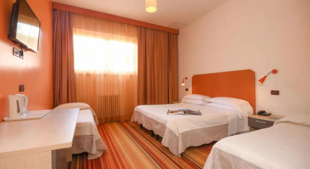 Четырёхместный номер Standard Hi Hotels Sirmione - Lakeview Pool