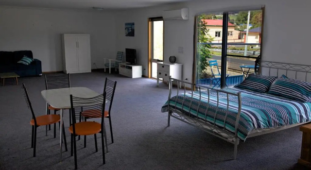 Апартаменты Penguin Beachfront Apartments