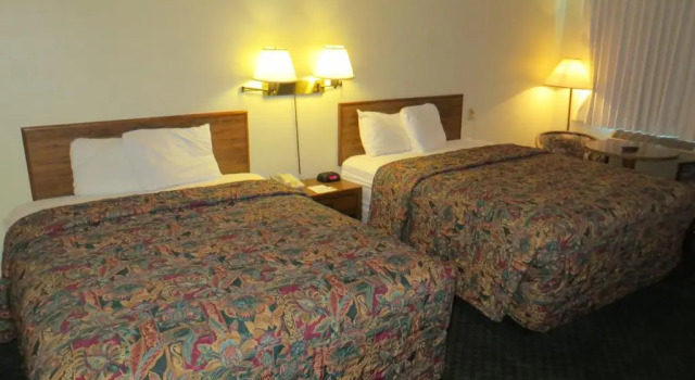 Waterfront Inn Mackinaw City, Забронировать Отель Отели Макино-Сити с бассейном, рядом с Гольф-клуб Animal Tracks Adventure, Бассейн
