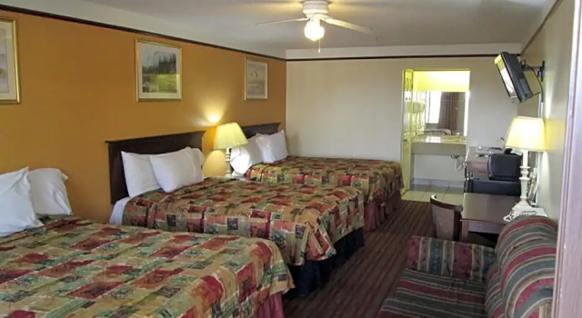 Шестиместный номер Standard Deluxe Inn and Suites
