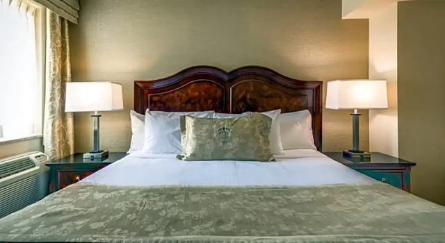 Двухместный люкс с джакузи Deluxe Monte Carlo Inn & Suites Downtown Markham