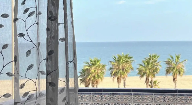 Апартаменты с 2 комнатами с балконом Two Bedroom Apartment on Front Line Of The Beach