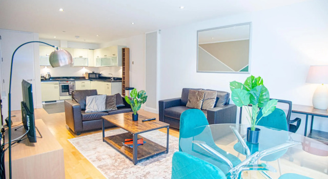 Spacious One Bed Apartment w Balcony in Farringdon, Забронировать Апартаменты/квартира Апартаменты Лондона, рядом с Холборнский виадук, Апартаменты/квартира