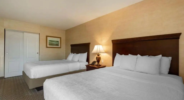 Четырёхместный номер Deluxe Best Western PLUS Vineyard Inn and Suites