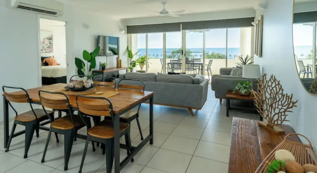 Апартаменты c 1 комнатой с балконом и с красивым видом из окна Waters Edge Apartment Cairns