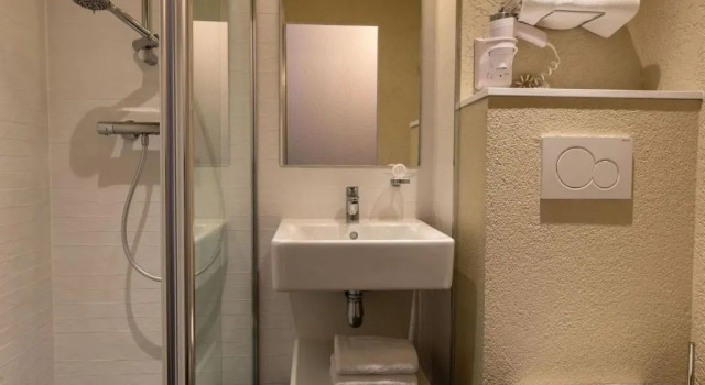 Номер Standard Hotel The Originals Bernay Acropole
