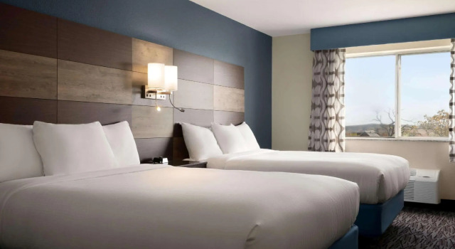 Четырёхместный номер Standard AmericInn by Wyndham Dodgeville