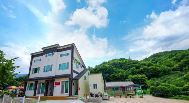 Samcheok Kotnaeum Pension, Boek Hotel Hotels in Gangwon-Do met parkeren, Parkeren