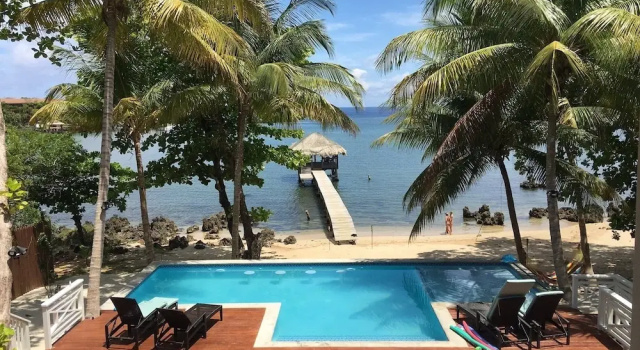 Коттедж с 4 комнатами с балконом Serenity Beach Home