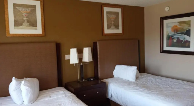 Четырёхместный номер Standard Hilltop Inn Pittsburgh