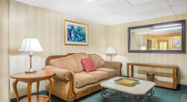 Super 8 by Wyndham Bentonville, Забронировать Мини-отель Отели Бентонвилл с бассейном, рядом с Horsebarn Trailhead, Бассейн