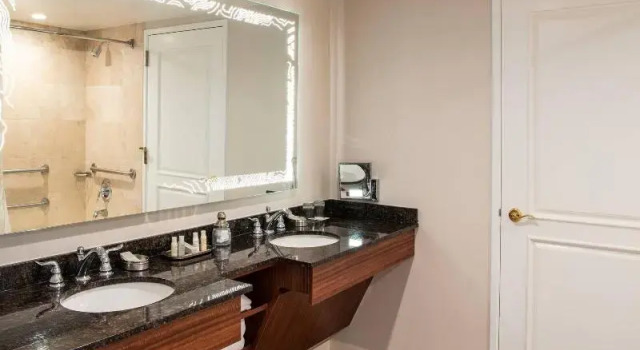 Четырёхместный номер Standard Renaissance Newport Beach Hotel