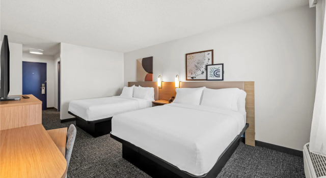Четырёхместный номер Standard Spark By Hilton Cleveland Beachwood