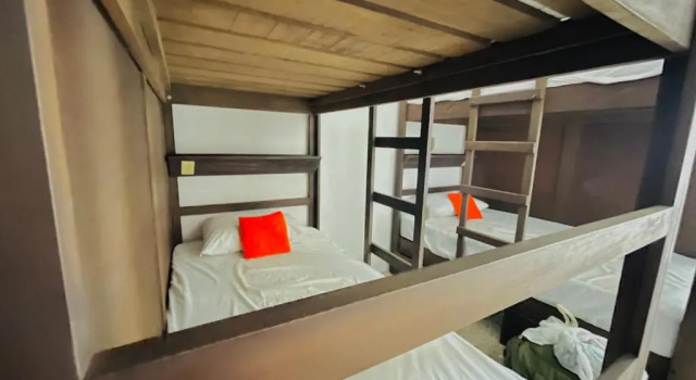 Кровать в общем номере Los Muertos Hostal
