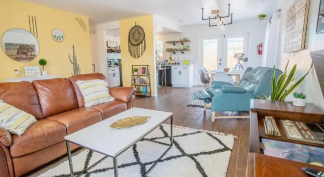 Коттедж New! JT SUNSHINE HOUSE Cozy, Artsy & Comfy, Dog Friendly, 3BD
