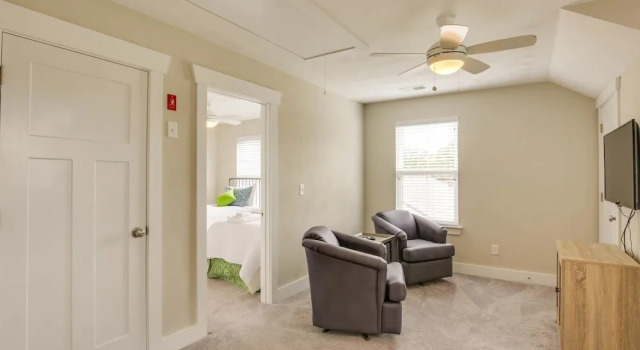 Gorgeous New Modern Farmhouse-style Townhouse Just Blocks From the Virginia Beach Oceanfront, Забронировать Отель Отели Вирджиния-Бич с парковкой, рядом с Пасифик авеню, Парковка