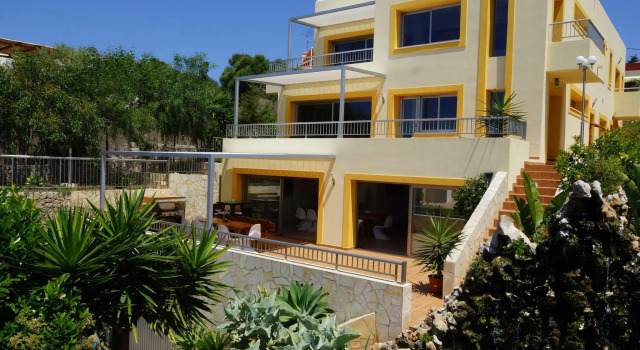 Spacious modern villa, with beautiful waterfall in Talamanca near Ibiza town!, Reserva ahora Hotel Talamanca Ibiza