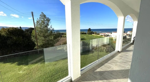 Студия White House studio with sea view and parking