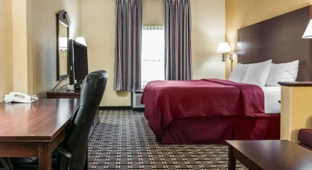 Люкс Clarion Inn & Suites Indianapolis Northwest
