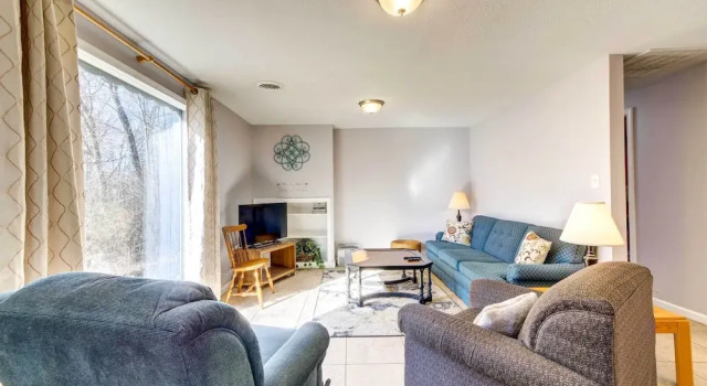Pet-friendly Youngstown Cottage w/ Yard, Book Feriehus Hoteller i Boardman med parkering, Parkering