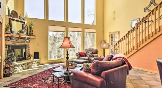 Expansive Angel Fire Retreat: 1 Mi to Fishing!, Buchen Sie Ferienhaus Angel Fire 