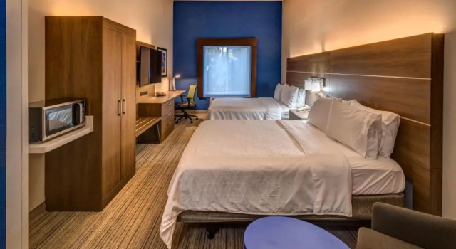 Четырёхместный номер Standard Holiday Inn Express Reno Airport by IHG