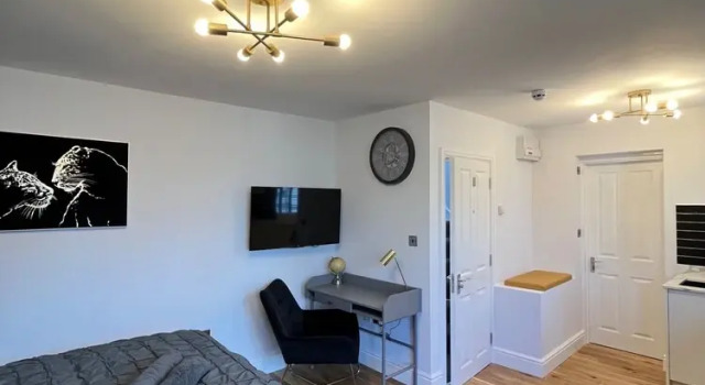 Cozy London Apartment , 2 Minutes to Tube!