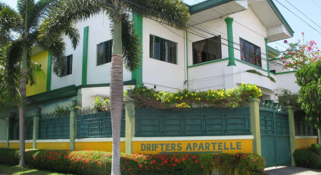 Drifters British Pub and Apartelle