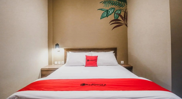RedDoorz Plus near Mall Slipi Jaya
