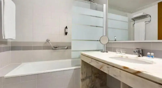 Трёхместный номер Standard TRYP by Wyndham Montijo Parque Hotel