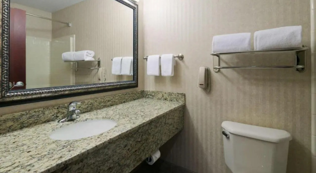 Двухместный люкс Цокольный этаж Best Western University Inn and Suites