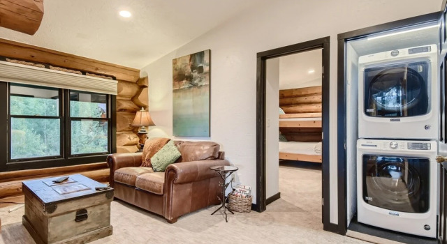 Platinum Mountain Home Getaway, Private Hot Tub, Nearby Outdoor Activities! 4 Bedroom Home by RedAwning