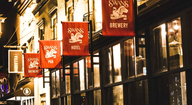 Swans Brewery, Pub & Hotel, Забронировать Отель Виктория South Vancouver Island, рядом с Victoria Fisherman's Wharf